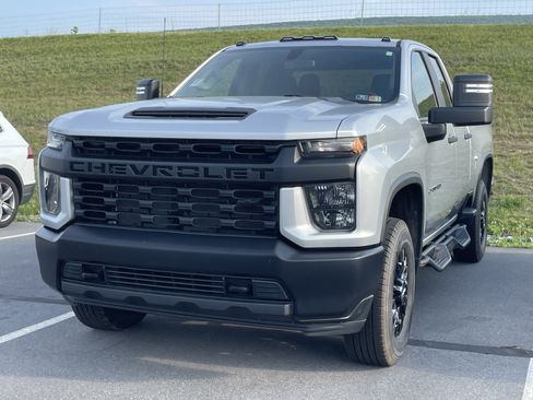 Used 2021 Chevrolet Silverado 2500 W/T AWD/4WD image 2
