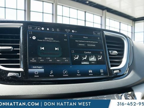 Used 2023 Chrysler Pacifica Touring-L FWD image 7