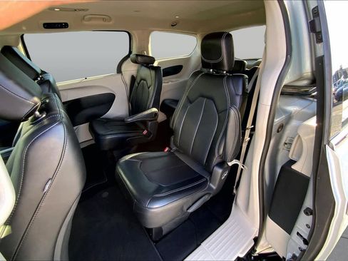 Used 2024 Chrysler Pacifica Touring-L FWD image 20