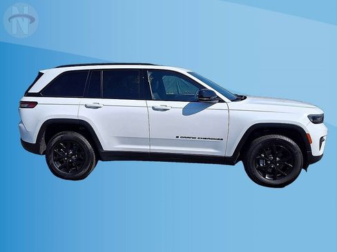 Used 2024 Jeep Grand Cherokee Altitude AWD/4WD image 9