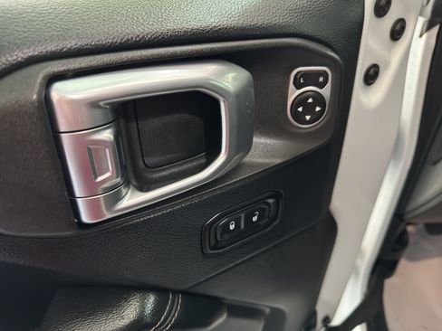 Used 2018 Jeep Wrangler Unlimited Sahara image 25