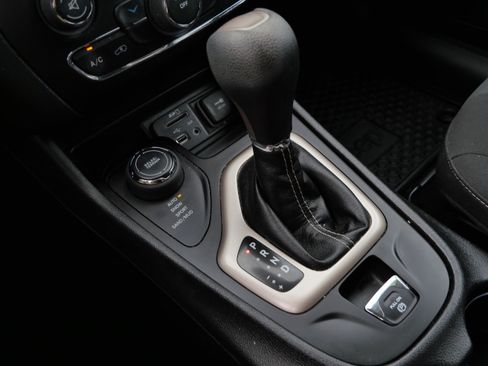Used 2017 Jeep Cherokee Latitude w/ Cold Weather Group AWD/4WD image 29