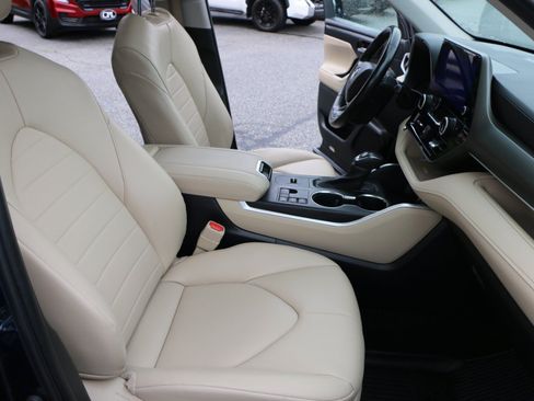 Used 2023 Toyota Highlander XLE FWD image 28