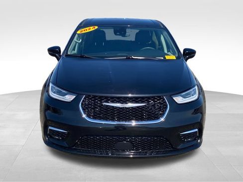 Used 2024 Chrysler Pacifica Touring-L FWD image 2
