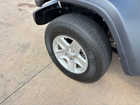 Used 2023 Jeep Gladiator Sport AWD/4WD image 19