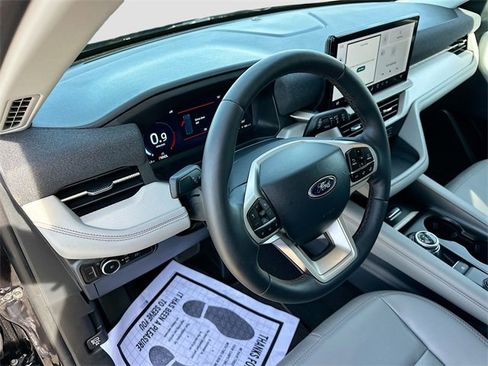 Used 2025 Ford Explorer Active w/ Active Comfort Package image 9