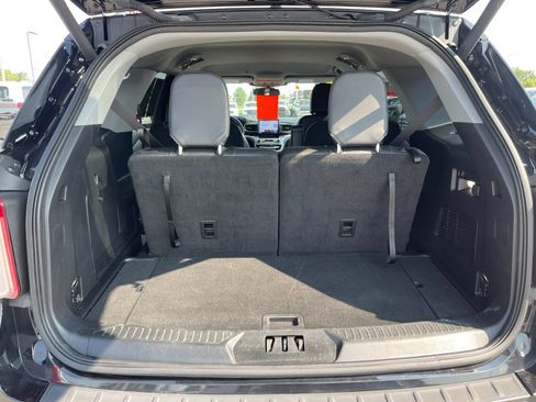 Used 2023 Ford Explorer XLT w/ Equipment Group 202A AWD/4WD image 18