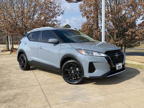 Used 2023 Nissan Kicks SV image 1