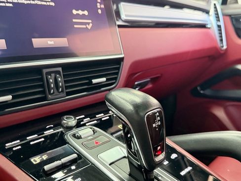 Used 2022 Porsche Cayenne Platinum Edition image 29