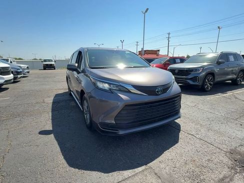Used 2021 Toyota Sienna LE w/ LE Plus Package AWD/4WD image 2