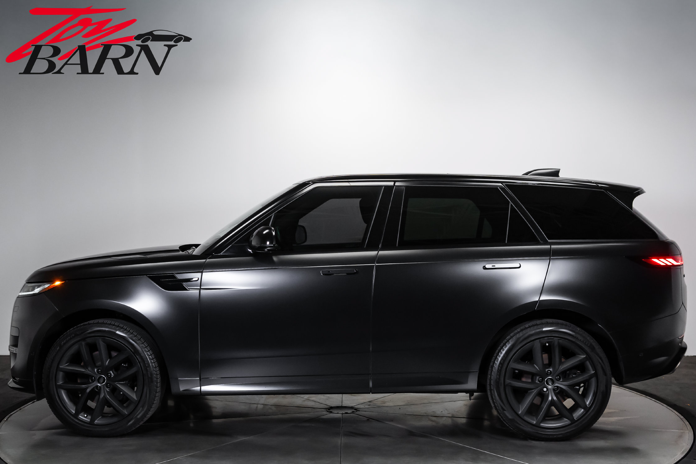 Used 2024 Land Rover Range Rover Sport Dynamic SE AWD/4WD image 2
