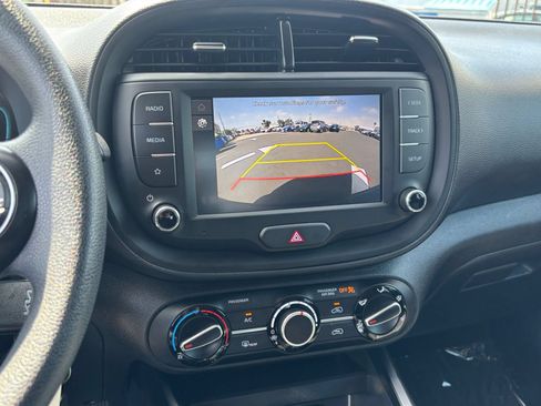 Used 2025 Kia Soul LX w/ LX Technology Package FWD image 24