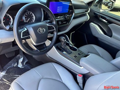 Certified 2025 Toyota Highlander XLE FWD image 20