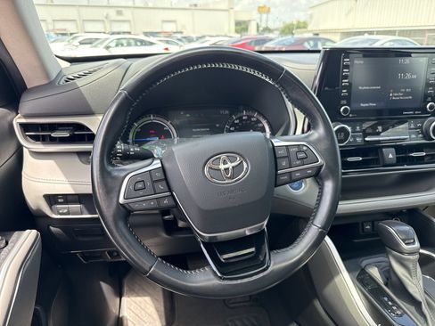 Used 2021 Toyota Highlander XLE FWD image 11