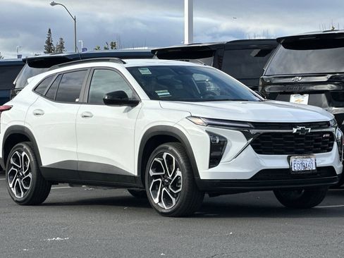 Used 2025 Chevrolet Trax RS w/ Driver Confidence Package image 2