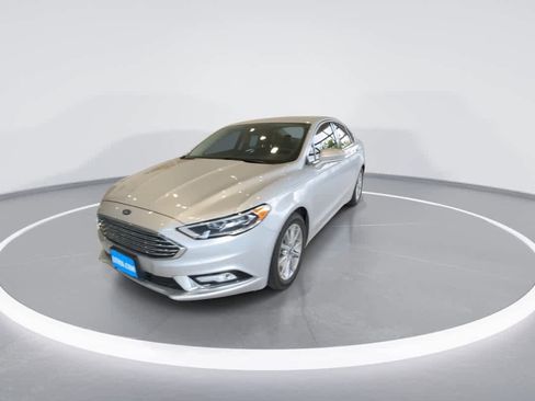 Used 2017 Ford Fusion SE w/ Fusion SE Technology Package FWD image 4