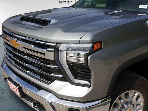 Used 2025 Chevrolet Silverado 2500 LTZ w/ LTZ Convenience Package AWD/4WD image 3