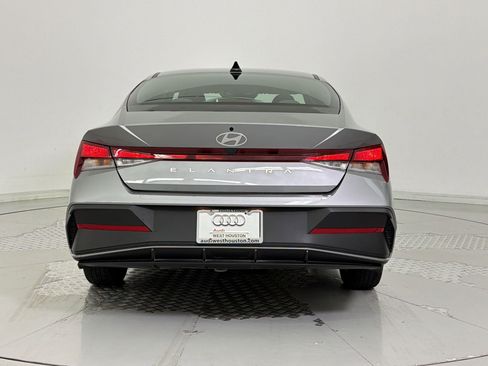 Used 2025 Hyundai Elantra SE image 10