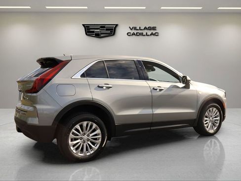 Used 2024 Cadillac XT4 Luxury w/ Cold Weather Package FWD image 5