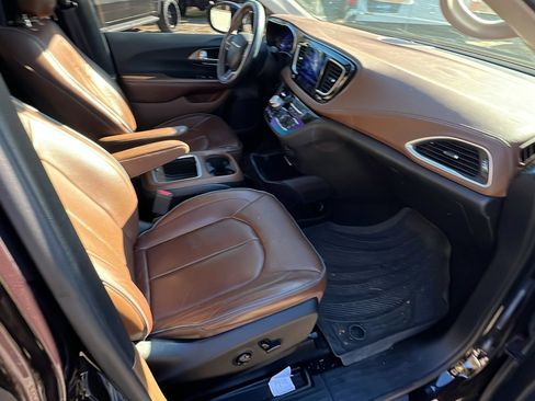 Used 2017 Chrysler Pacifica Limited w/ UConnect Theater Package image 21