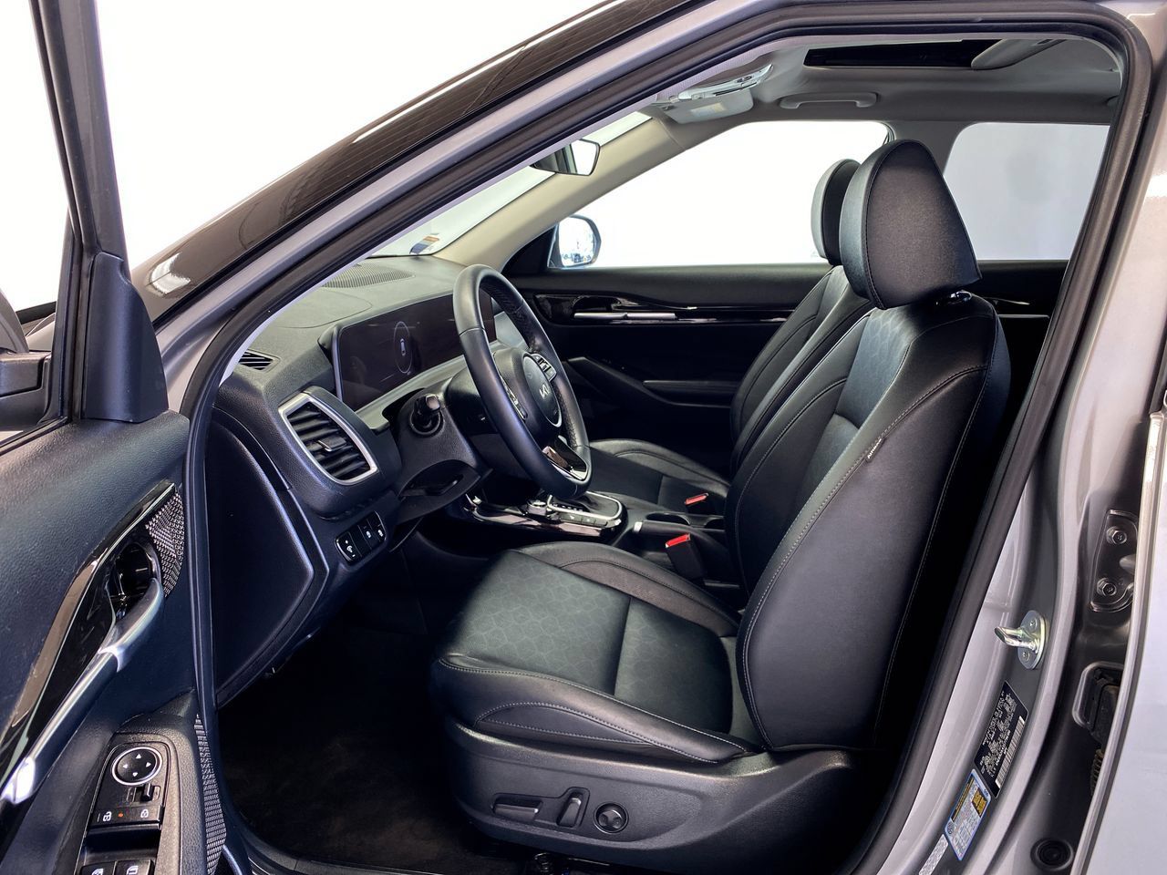 Certified 2025 Kia Seltos EX w/ EX Sunroof Package FWD image 16