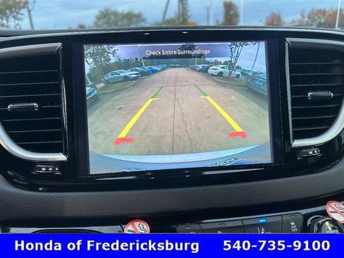 Used 2024 Chrysler Pacifica Touring-L image 24