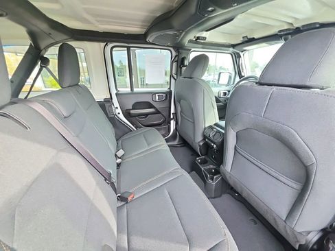 Used 2025 Jeep Wrangler Unlimited Sahara AWD/4WD image 16