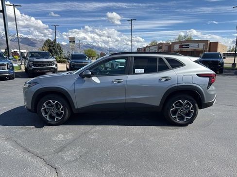Used 2025 Chevrolet Trax LT FWD image 4