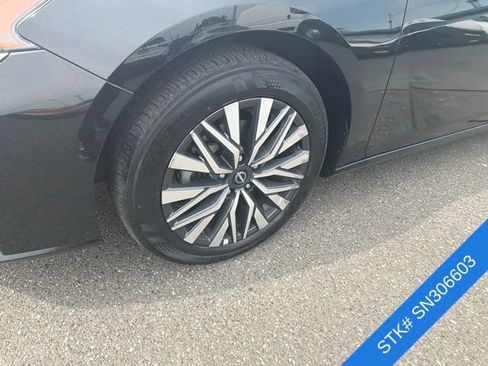 Used 2025 Nissan Altima 2.5 SV FWD image 4