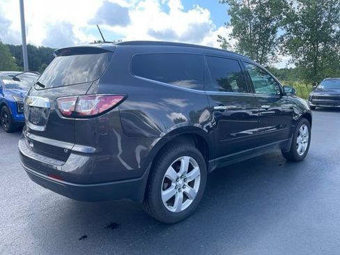 Used 2017 Chevrolet Traverse LT w/ Style and Technology Package FWD image 3