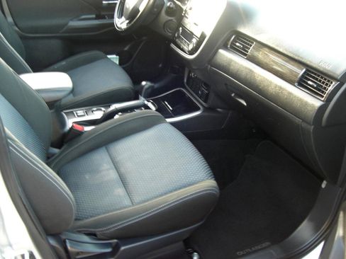 Used 2018 Mitsubishi Outlander LE image 19