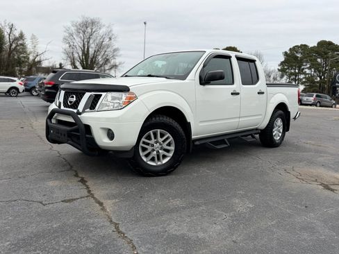 Used 2019 Nissan Frontier SV image 3