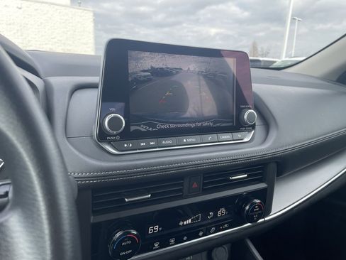 Used 2024 Nissan Rogue SV image 17