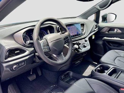 New 2027 Chrysler Pacifica Select FWD image 7