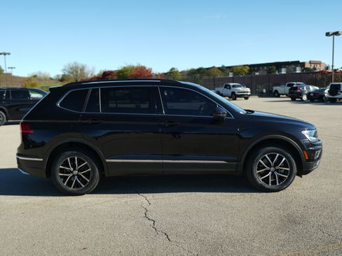 Used 2021 Volkswagen Tiguan SE w/ Panoramic Sunroof Package image 9