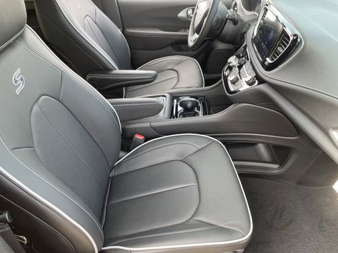 New 2026 Chrysler Pacifica Limited w/ S Appearance Package image 11