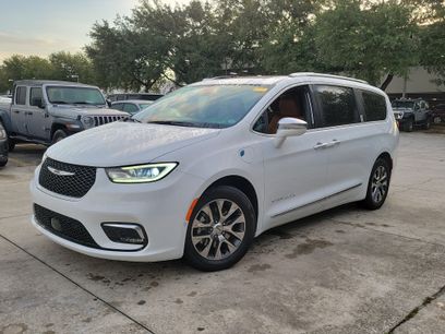 Used 2024 Chrysler Pacifica Pinnacle