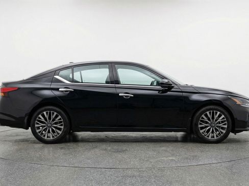 Used 2025 Nissan Altima 2.5 SV image 11