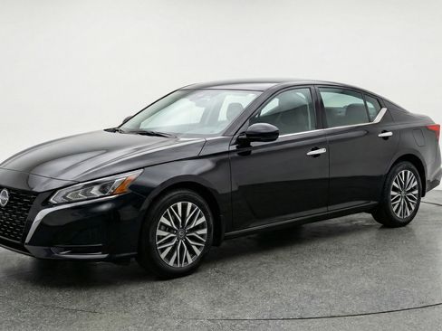 Used 2025 Nissan Altima 2.5 SV image 3