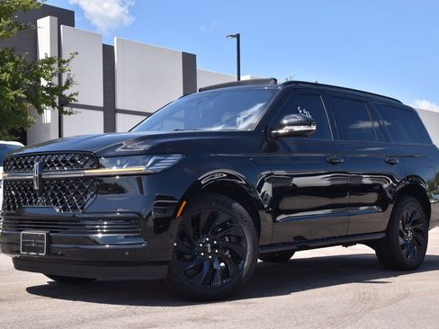 New 2025 Lincoln Navigator Reserve w/ Jet Appearance Package image 1