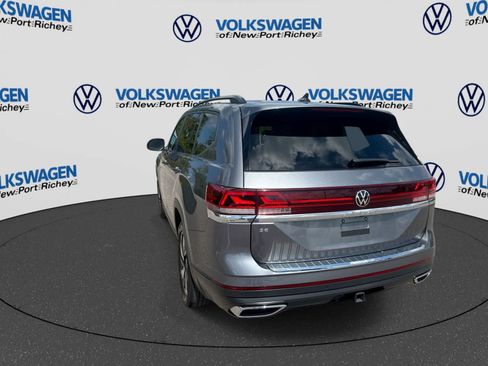 Used 2024 Volkswagen Atlas SE w/ Panoramic Sunroof Package FWD image 12