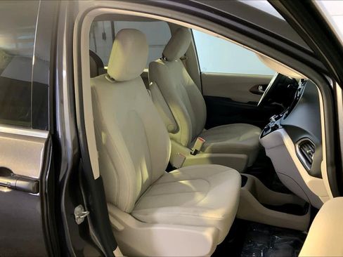 Used 2017 Chrysler Pacifica Touring image 7