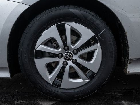 Used 2016 Toyota Prius Three image 8