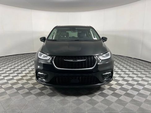 Used 2024 Chrysler Pacifica Limited image 11