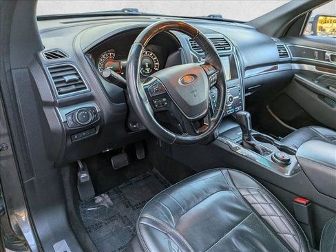 Used 2017 Ford Explorer Platinum image 10