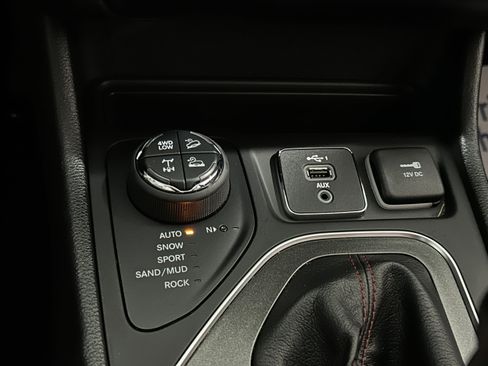 Used 2020 Jeep Cherokee Trailhawk w/ Comfort/Convenience Group AWD/4WD image 12