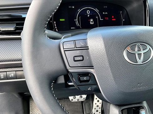 Used 2025 Toyota Camry SE image 11