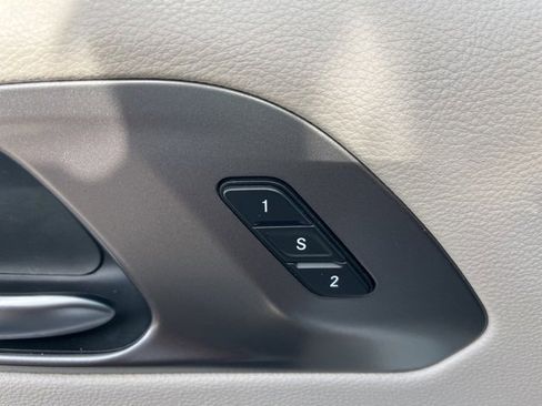 Used 2022 Chrysler Pacifica Touring-L image 16