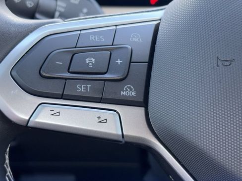 Used 2025 Volkswagen Tiguan SE FWD image 11