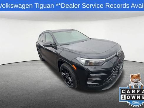 Used 2025 Volkswagen Tiguan SE R-Line image 2